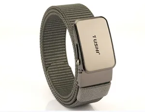 Dettaglio della cintura tattica in nylon verde militare con fibbia in metallo grigio opaco