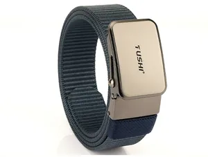 Dettaglio della cintura in nylon intrecciato grigio-blu con fibbia automatica in metallo