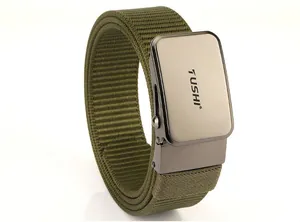 Dettaglio della cintura tattica in nylon verde militare con fibbia automatica opaca