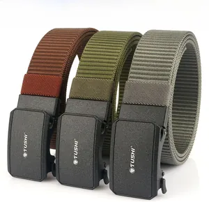 Gros plan sur la texture de la ceinture en nylon tissé avec boucle automatique