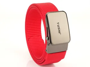 Dettaglio cintura in nylon rosso intrecciato con fibbia in metallo spazzolato grigio