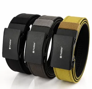 Gros plan de ceintures tactiques en nylon 1100D avec boucles automatiques mate en trois tons