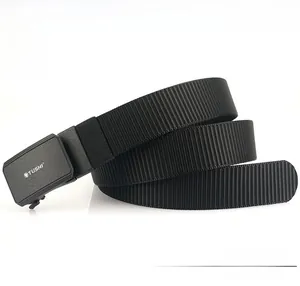 Détail d'une ceinture en nylon noir avec boucle mate et logo TUSHI sur fond blanc