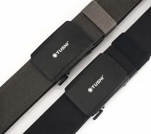 Detail van nylon tactische riemen met matte automatische gespen en TUSHI-merklogo