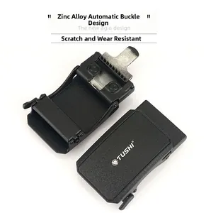 Gros plan sur la boucle de ceinture automatique en alliage de zinc noir mat avec logo