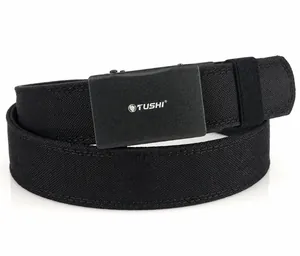 Détail de la boucle en alliage de zinc mat avec logo et sangle robuste en nylon tressé