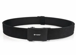 Gros plan détaillé d'une boucle à dégagement rapide en métal noir sur ceinture tactique