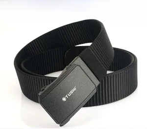Détail de la texture de la ceinture en nylon noir avec boucle automatique gris mat