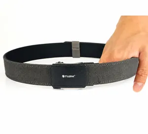 Detail van de gesp van zinklegering en ademende nylon riem met het TUSHI-merklogo