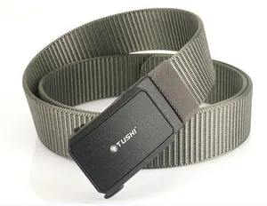 Vue détaillée de la ceinture tactique en nylon vert olive avec boucle mate noire
