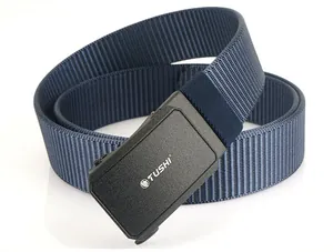 Détail de la boucle en métal noir mat avec logo TUSHI sur ceinture en nylon marine