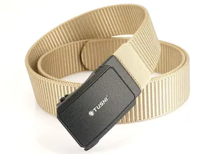 Détail d'une ceinture tactique en nylon kaki avec boucle automatique noire mate texturée