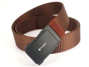 Gros plan de la ceinture en nylon marron avec boucle automatique gris foncé mate