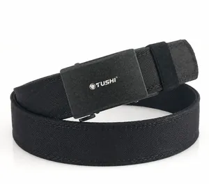 Gros plan sur ceinture de tir en nylon noir avec boucle automatique et coutures doubles