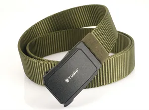 Détail de la ceinture tactique en nylon vert armée avec boucle automatique noire mate