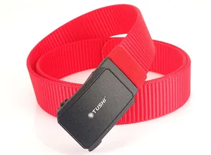Vue rapprochée d'une ceinture en nylon rouge avec une boucle automatique noire mate