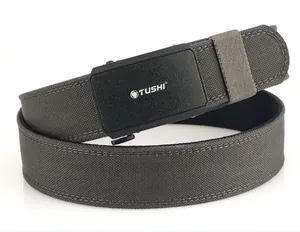 Detail van grijze tactische nylon riem met hoge dichtheid weefsel en zwarte gesp