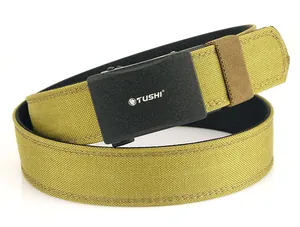 Détail d'une ceinture tactique en nylon vert armée avec boucle automatique noire mate