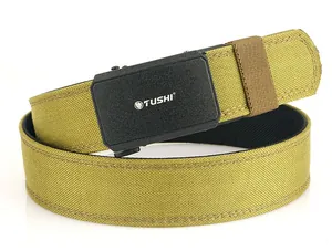 Detail van de versterkte olijfkleurige nylon riem met matte gesp en elastische lus