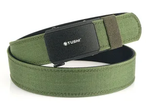 Detailopname van de legergroene nylon riem met zwarte automatische gesp en TUSHI-logo