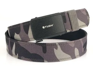 Detail van de dubbellaagse nylon camouflage riem met een zwarte matte automatische gesp