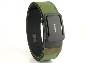 Detalle de cinturón táctico de nailon verde militar con hebilla negra y logo de TUSHI