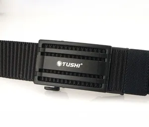 Détail d'une ceinture tactique en nylon noir avec boucle rapide en alliage de zinc mat