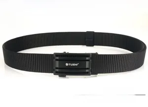 Détail d'une ceinture tactique en nylon noir avec boucle automatique en métal robuste