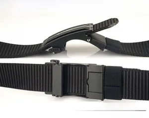 Détail de la ceinture tactique en nylon noir avec boucle réglable et texture tressée