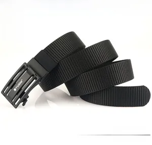 Détail de la sangle en nylon noir tissé épais avec une boucle automatique mate