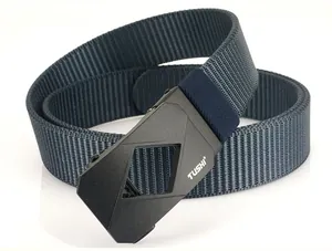 Détail de la ceinture en nylon bleu marine avec boucle noire mate et texture tissée