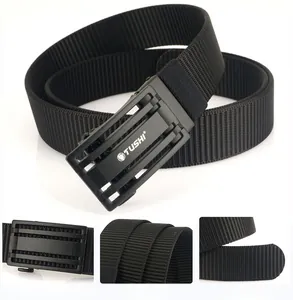 Détails d'une ceinture tactique en nylon noir avec boucle automatique en plastique mat