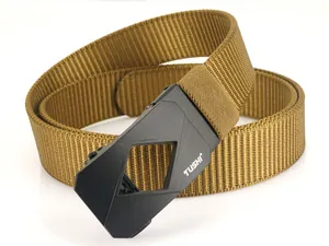 Détail d'une ceinture tactique en nylon marron avec boucle automatique noire mate et logo