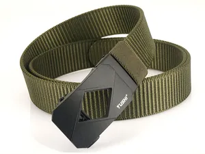 Détail de la ceinture tactique en nylon vert armée avec boucle creuse mate noire