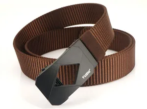 Détail de la ceinture en nylon marron foncé avec boucle noire mate et logo TUSHI