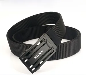 Détail de la ceinture tactique en nylon noir avec boucle automatique mate et texture