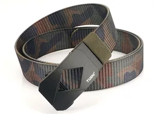 Vue détaillée d'une ceinture tactique en toile camouflage avec boucle noire mate