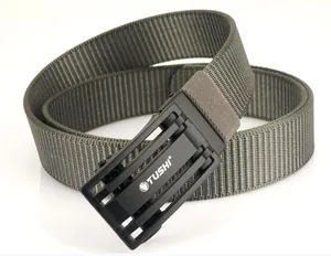 Détail d'une ceinture en nylon vert armée avec boucle en métal noir mat et texture