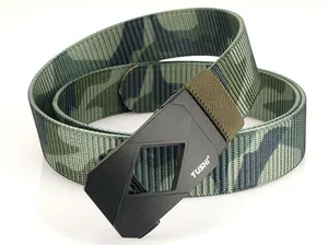 Détail d'une ceinture camouflage avec boucle automatique noire mate et découpe géométrique