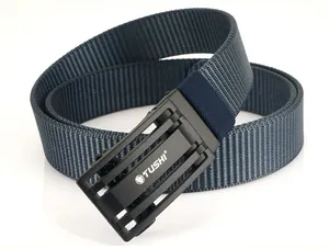 Détail d'une ceinture tactique en nylon bleu foncé avec boucle automatique noire mate