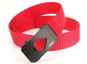 Détail d'une ceinture en toile rouge avec boucle automatique noire mate et logo