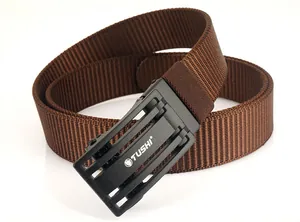 Détail de la ceinture tressée en nylon marron avec boucle automatique noire mate