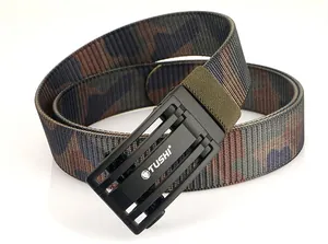Détail de la ceinture tactique en nylon camouflage avec boucle noire mate et logo TUSHI