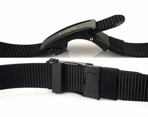 Details der mattschwarzen taktischen Schnalle mit verstellbarem Nylon-Gurtband-Mechanismus