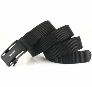Nahaufnahme von schwarzem Nylon-Taktikgürtel mit matter Metallschnalle und dickem Gewebe