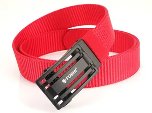 Détail de ceinture en nylon rouge avec boucle automatique noire et logo de marque