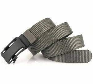 Detailansicht grauer Nylon-Taktikgürtel mit Zinklegierungsschnalle und atmungsaktivem Band