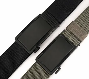 Primo piano di cinture in nylon nero e verde militare con fibbie in metallo nero opaco