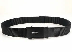 Dettaglio della cintura in nylon nero con fibbia automatica in metallo solido