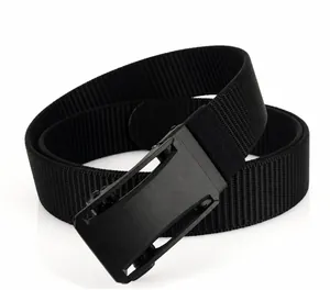 Detail eines schwarzen Nylon-Taktikgürtels mit matter Metallschnalle und gewebter Textur